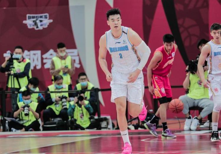 篮球运动员李慕豪身高「小姚明李慕豪13岁身高187cm与沈梓捷称为深圳双塔」