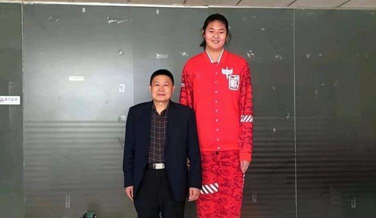 2米26身高追平姚明,14岁女孩独霸篮下「15岁2米26身高持平姚明三场轰下80分她能进中国女篮吗」