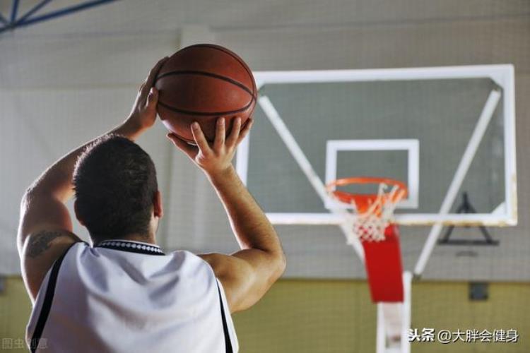 篮球过人训练方法「篮球过人技术怎样提高坚持每天做这三个练习就行」