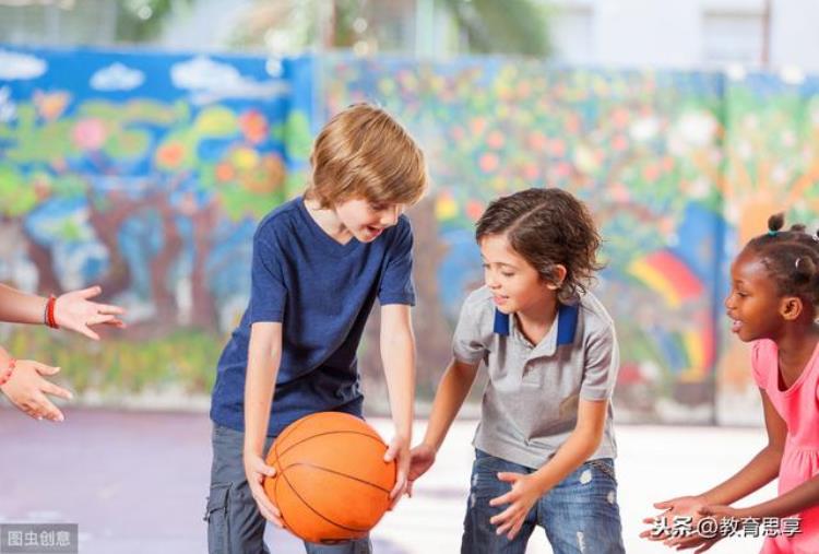 打篮球是有益身心的运动可以培养孩子的团队意识拥有好人缘