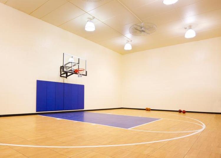 篮球馆运动地板铺装方案「重庆中学室内篮球场装修设计运动木地板对篮球馆的影响」