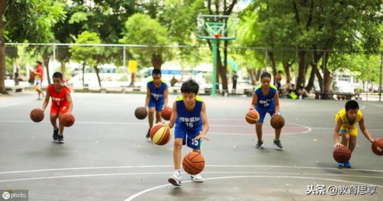 打篮球可以让人更有团队精神「打篮球是有益身心的运动可以培养孩子的团队意识拥有好人缘」