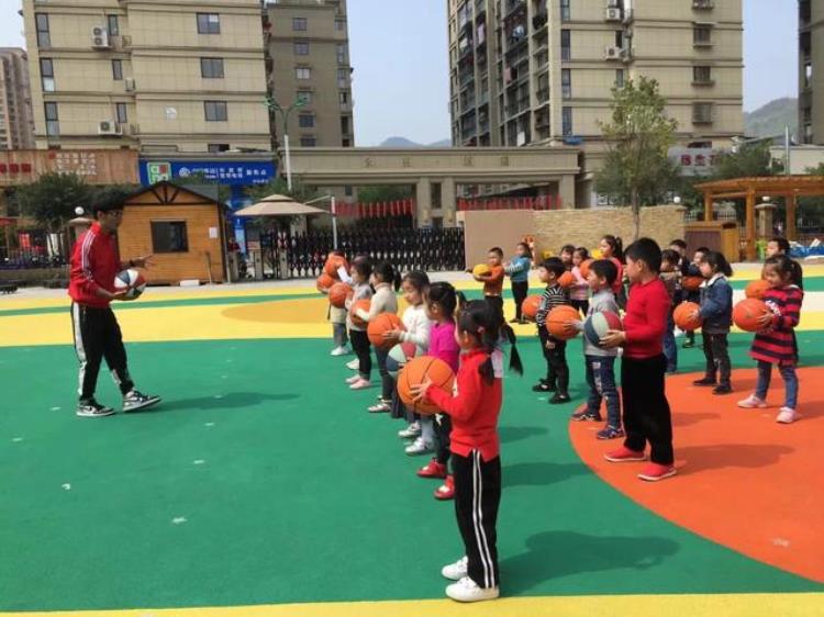 幼儿园特色课程篮球教学方案「解读幼儿园体育特色打造背景下幼儿篮球普及课程的教学方法」