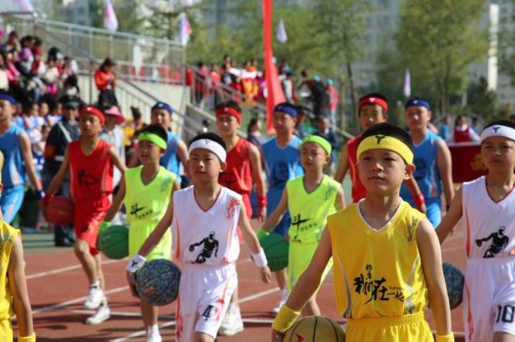 西宁周家泉小学篮球操在全区小学生田径运动会上大放异彩
