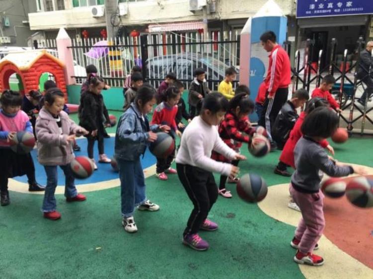幼儿园特色课程篮球教学方案「解读幼儿园体育特色打造背景下幼儿篮球普及课程的教学方法」