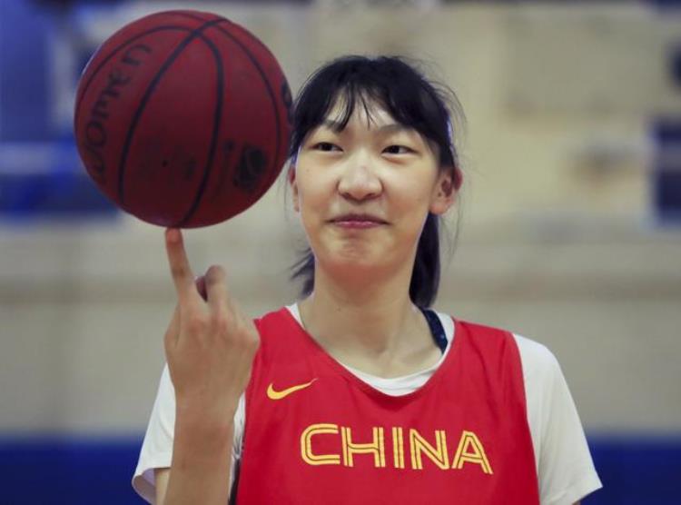 不好找对象中国女篮名将恢复单身201米重200多斤确实难匹配