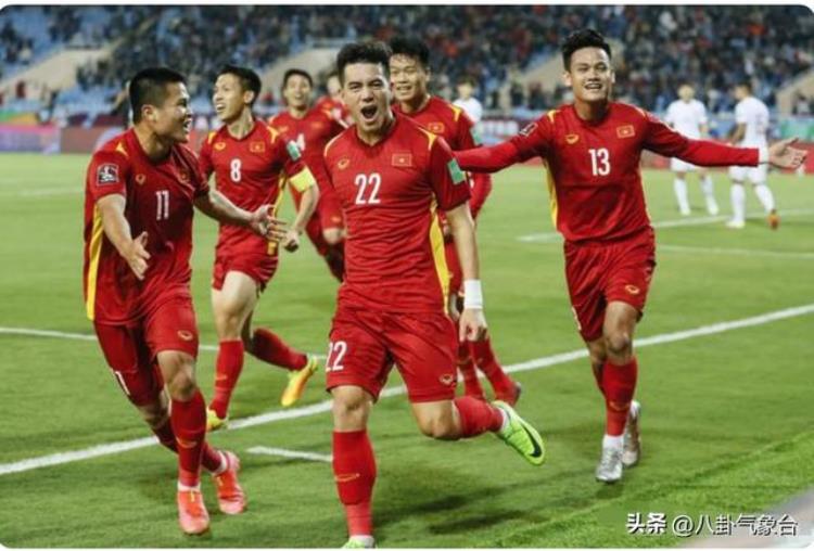足球解说马克欣「足坛活化石马克坚带中国足球冲出亚洲是女儿们最大的骄傲」