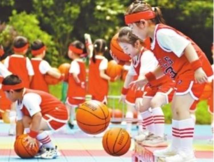 小朋友做的篮球游戏「小朋友自创篮球游戏受欢迎」