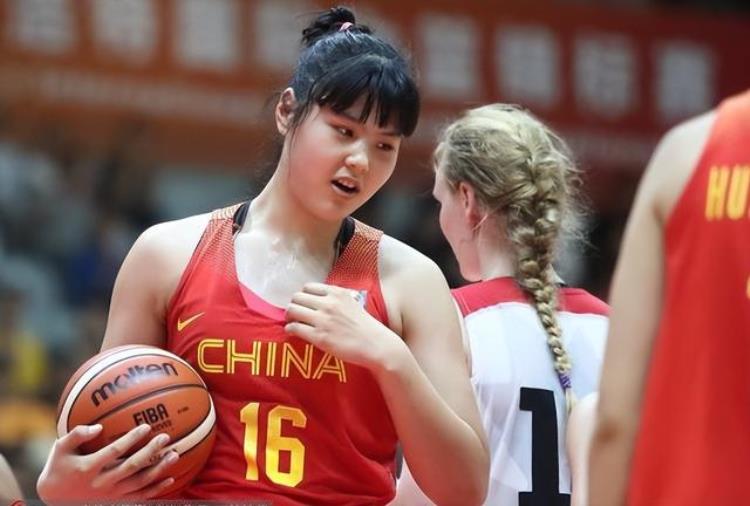 2020年中国女篮队员身高一览表「不好找对象中国女篮名将恢复单身201米重200多斤确实难匹配」