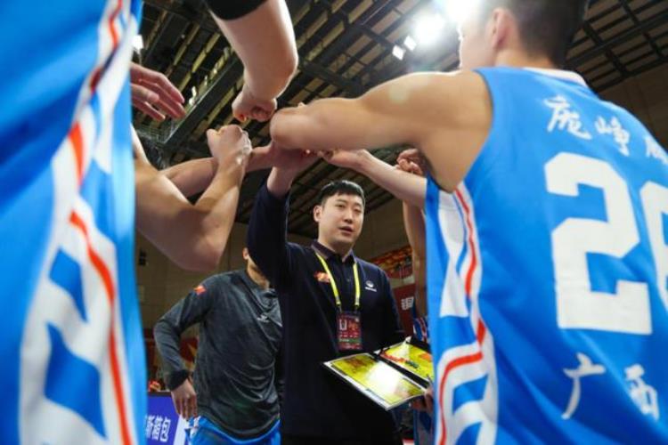 广西威壮篮球俱乐部老板「先锋模范广西威壮篮球俱乐部主教练杨钦坚定理想让信念开花」