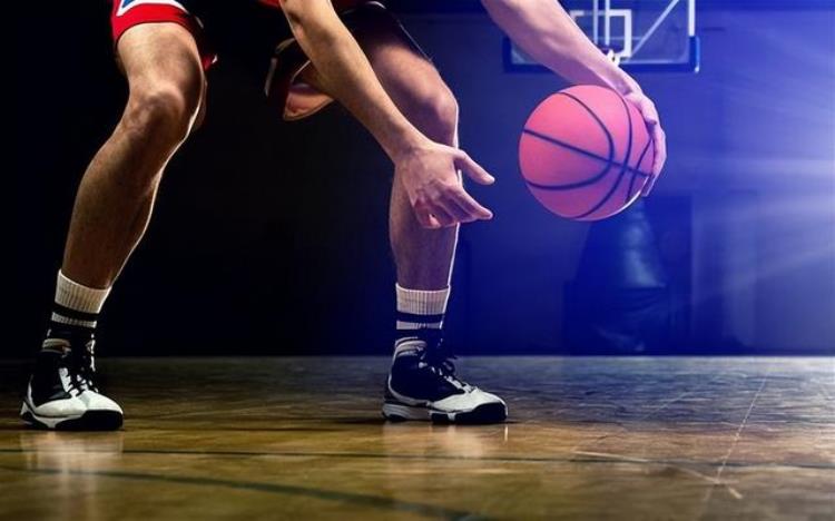 练篮球运球的方法「如何练习篮球的运球技巧」