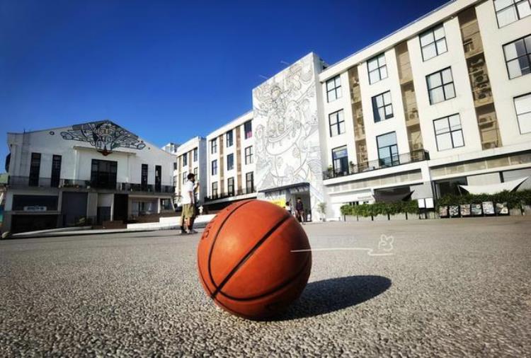 广州易建联篮球馆「广州这个打球圣地由易建联创办建在仓库内可看一线江景」