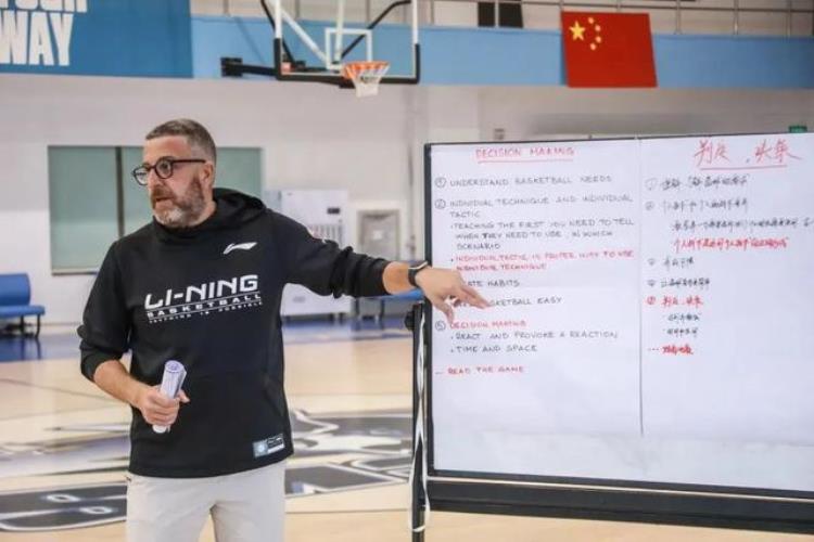 教练也要上课北京首钢篮球俱乐部开展年轻教练培训