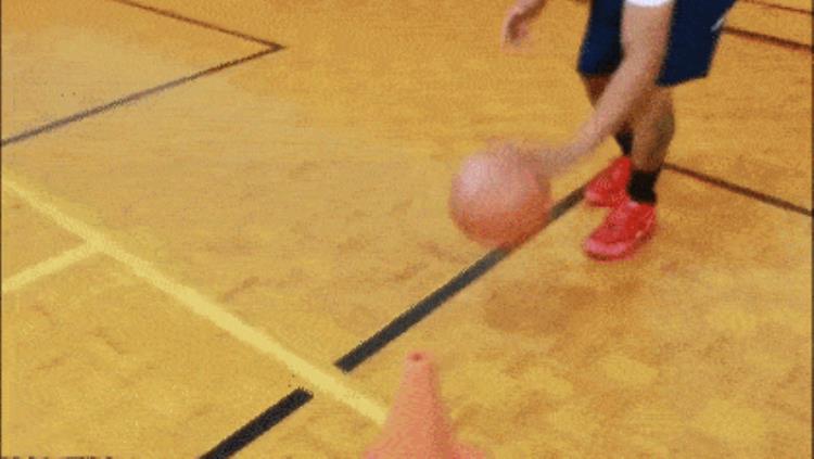 左手运篮球运不好,如何训练「打篮球不会左手运球怎么办学习3个适合新手的弱侧手训练方法」