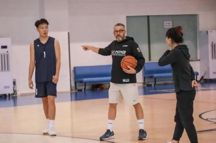 首钢篮球训练营「教练也要上课北京首钢篮球俱乐部开展年轻教练培训」