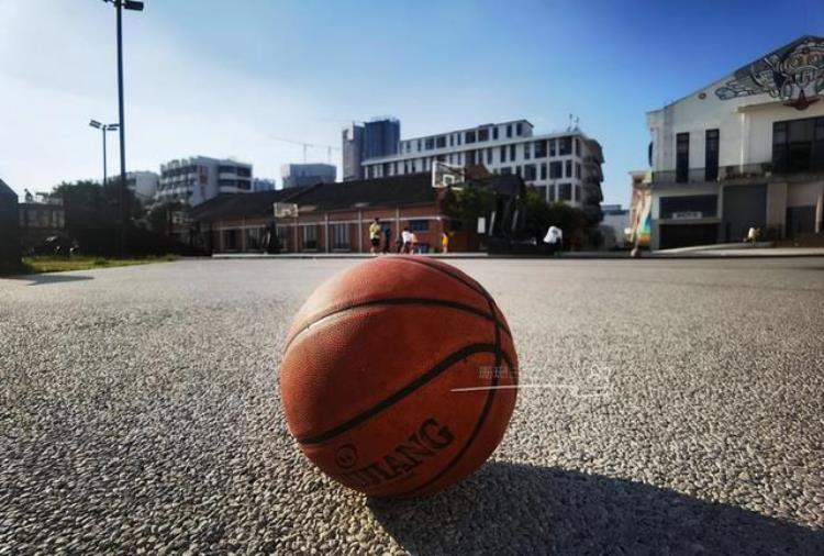 广州易建联篮球馆「广州这个打球圣地由易建联创办建在仓库内可看一线江景」