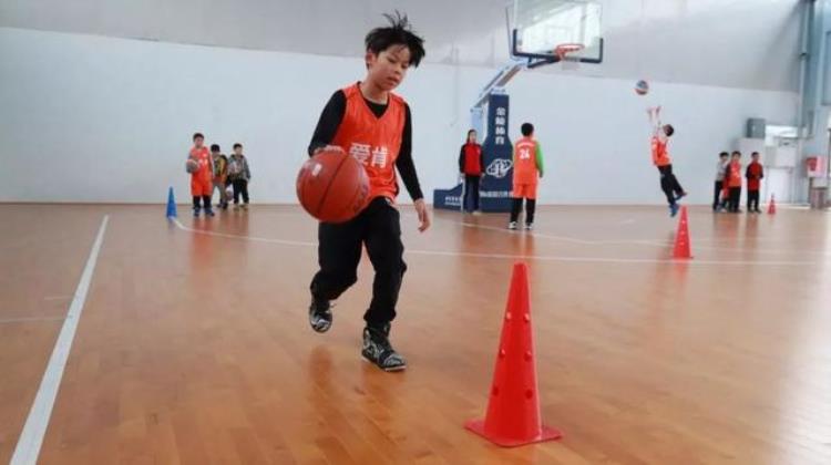 英语篮球训练营「让篮球英语冬令营充实孩子们的寒假」