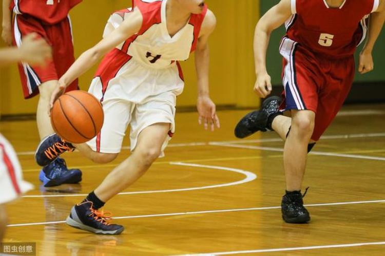 篮球三步上篮怎么教「浅谈篮球三步上篮教学方法的分析与改进轻松掌握住三步上篮」