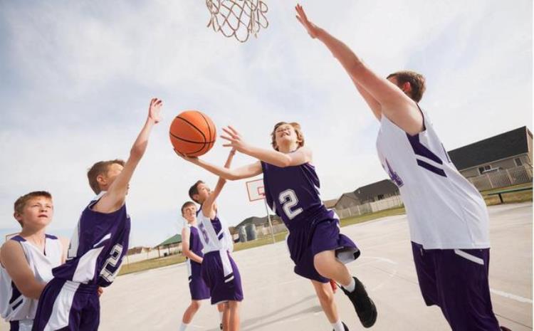篮球初学者怎么打「篮球教学新手如何快速学会打篮球这些小知识值得学习」