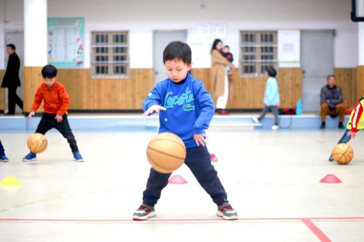 4岁中班幼儿篮球专业训练双手交替拍球