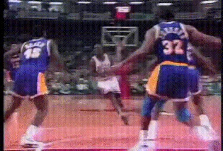 nba最难进球「NBA历史上那些经典的高难度进球」