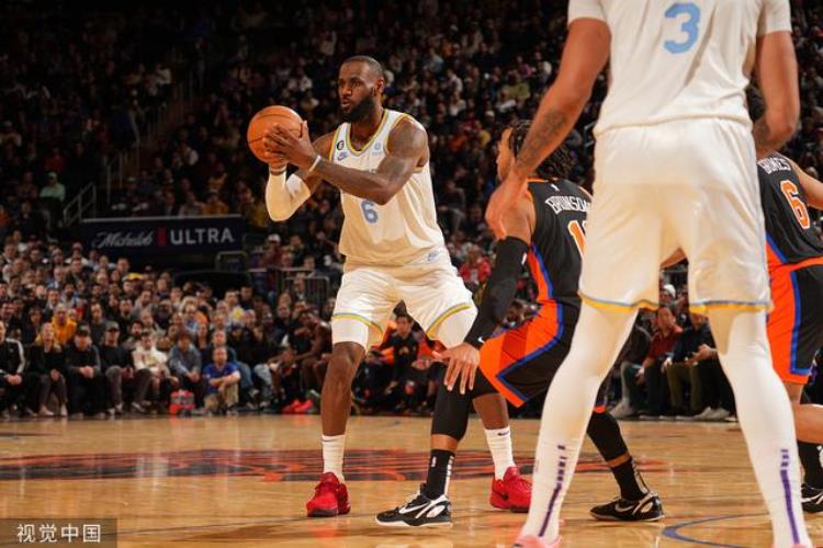 詹姆斯的助攻排名「詹姆斯升至NBA助攻榜历史第四他是传球第一的巨星」
