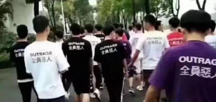 美式球衣穿搭「美式球员穿搭或将成为球场的全员恶人」