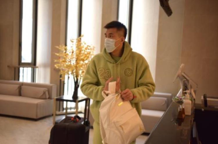 脚踝骨折的足球运动员「唉脚踝骨折为NBA最拼命的中国球员」