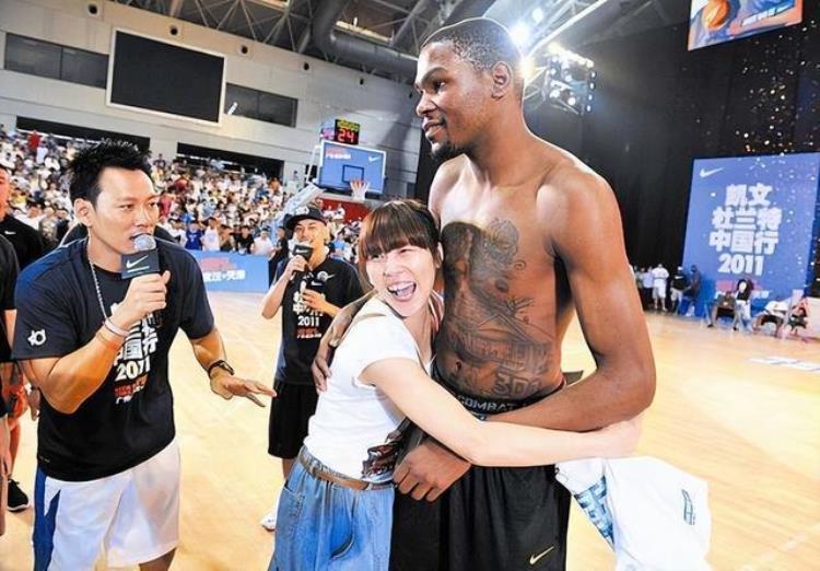 库里戏耍杜兰特「NBA女球迷有多疯狂库里被撩杜兰特被熊抱看到科比我服了」