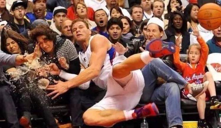 别人救球和奥尼尔救球「NBA的救球有两种一种是别人的一种是奥尼尔的你见过清场吗」