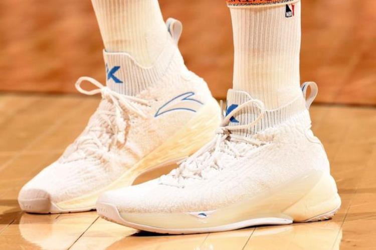 今天nba赛场上又有哪些球星穿了酷炫的好鞋「今天NBA赛场上又有哪些球星穿了酷炫的好鞋」