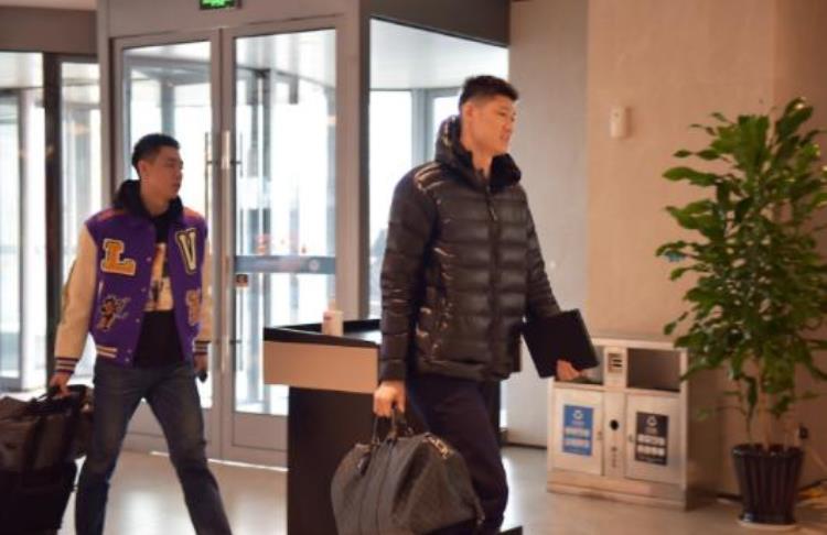 脚踝骨折的足球运动员「唉脚踝骨折为NBA最拼命的中国球员」