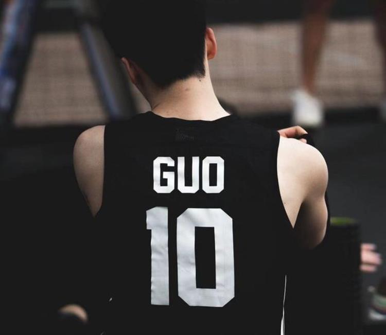 脚踝骨折的足球运动员「唉脚踝骨折为NBA最拼命的中国球员」