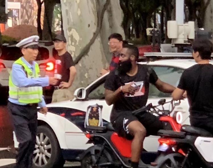 nba球星中国美食「NBA球星中国行真是入乡随俗汤神吃臭豆腐奥尼尔成雀神」