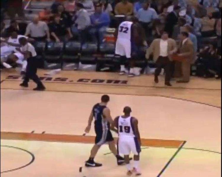 别人救球和奥尼尔救球「NBA的救球有两种一种是别人的一种是奥尼尔的你见过清场吗」
