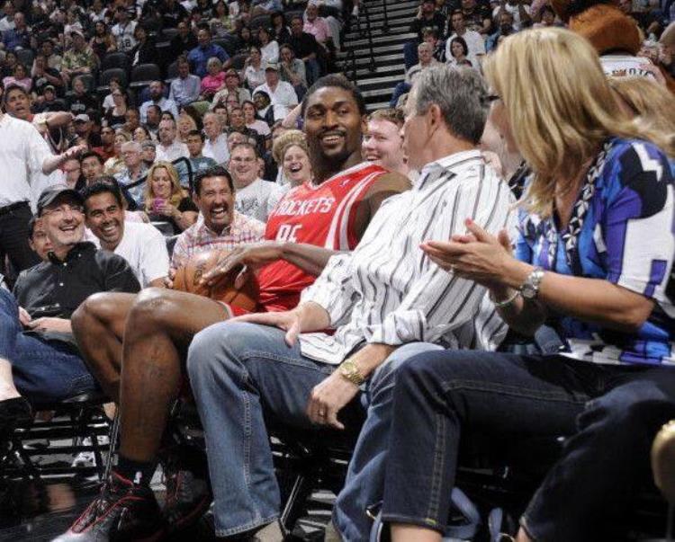 别人救球和奥尼尔救球「NBA的救球有两种一种是别人的一种是奥尼尔的你见过清场吗」