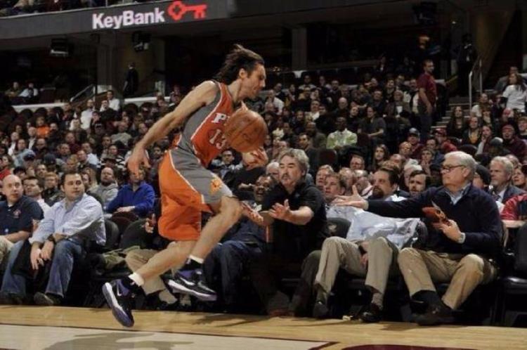 别人救球和奥尼尔救球「NBA的救球有两种一种是别人的一种是奥尼尔的你见过清场吗」