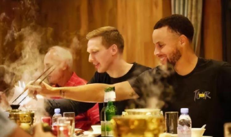 nba球星中国美食「NBA球星中国行真是入乡随俗汤神吃臭豆腐奥尼尔成雀神」