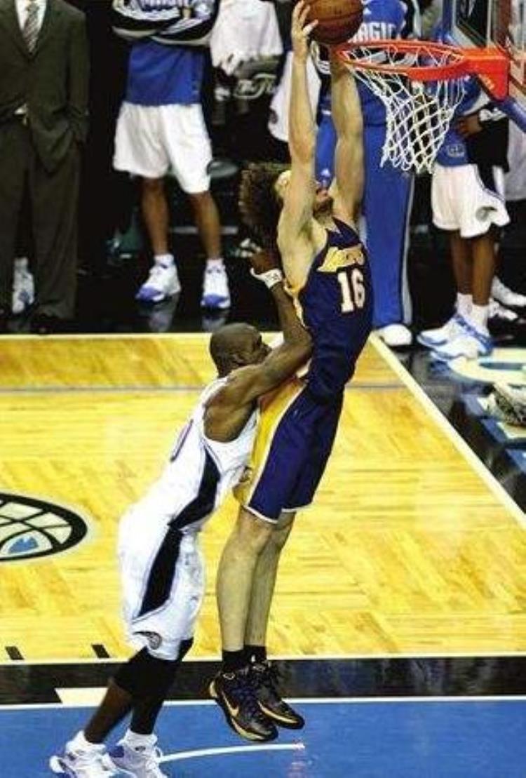 扣篮为什么要挂筐「为什么NBA球星扣篮后喜欢挂筐原来这里面学问这么大」