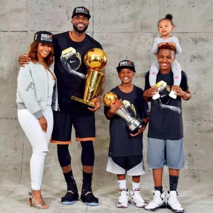 詹姆斯一天的作息时间「NBA球员的一天时间是怎么度过的带你看看詹姆斯的一天」