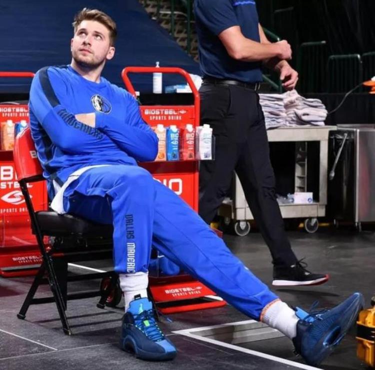 cj麦科勒姆上脚闪击7「NBA球员上脚麦科勒姆穿李宁闪击7东契奇的AJ35很帅」