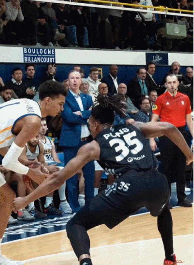 文班亚马「NBA准状元文班亚马又长高了穿鞋后身高2米26大姚版杜兰特」