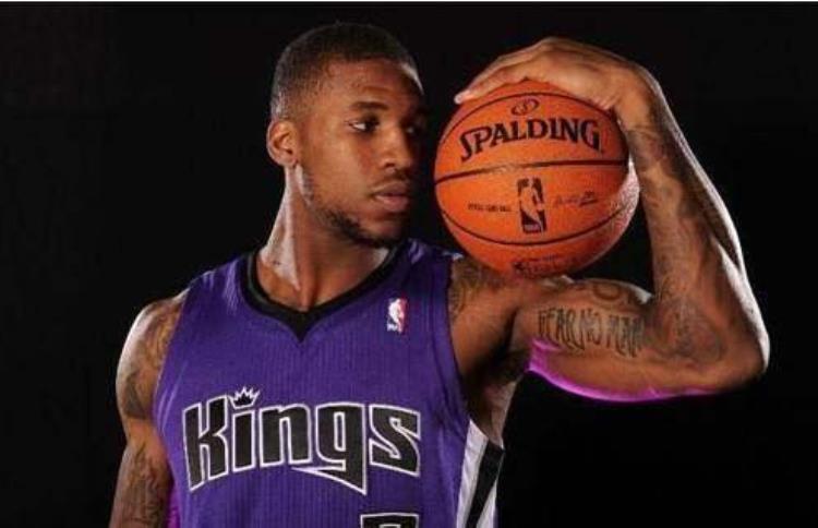前nba球员遭枪杀身亡「前NBA球员和警察枪战后选择自杀他曾上演飞跃5人暴扣」