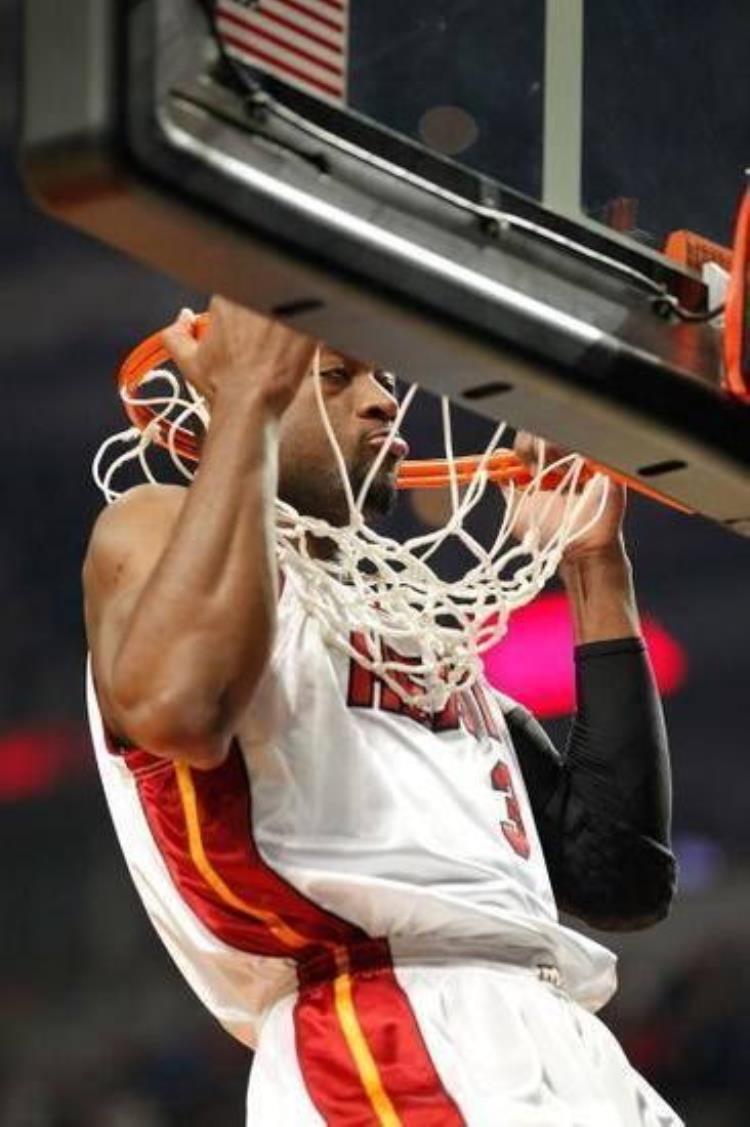 卡特挂篮筐「NBA球员挂框有多霸气卡特单臂一人站着挂库里挂框被嘲笑」