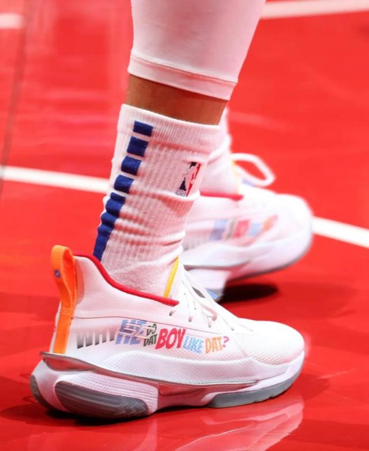 欧文比赛上脚球鞋「NBA球员上脚欧文穿鸳鸯球鞋CJ1虎年配色太帅了」