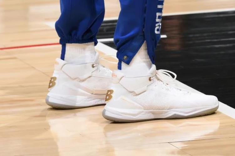 cj麦科勒姆上脚闪击7「NBA球员上脚麦科勒姆穿李宁闪击7东契奇的AJ35很帅」