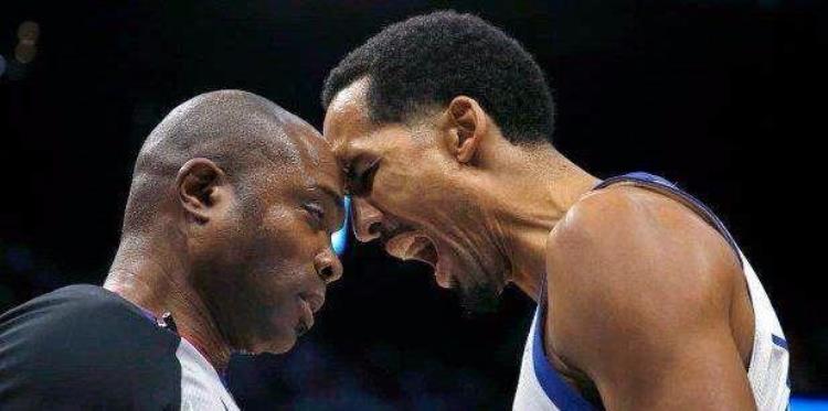 nba裁判判错怎么办「在NBA当裁判有多不易姚明跳球误伤裁判刚开场就下场」