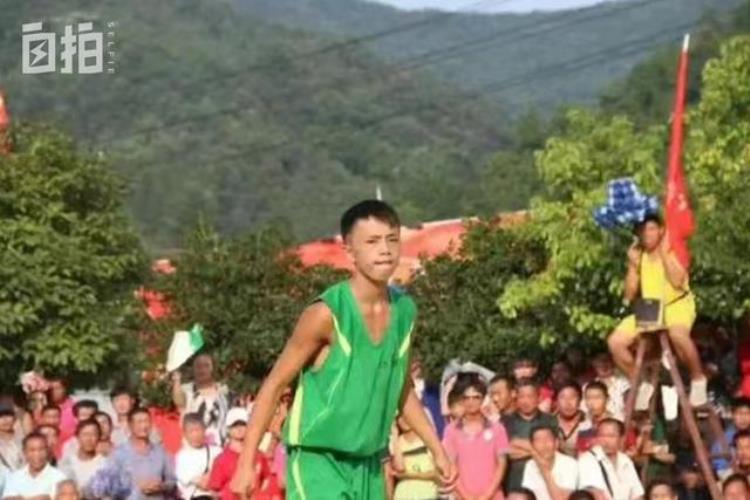 我边摆摊边练球身高1米68职业梦碎却被马布里邀请一起训练
