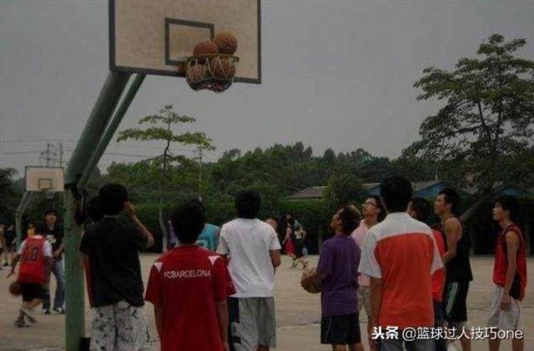 球卡到篮架上面怎么办阿里扎用毛巾砸失手还是拿根长棍捅靠谱
