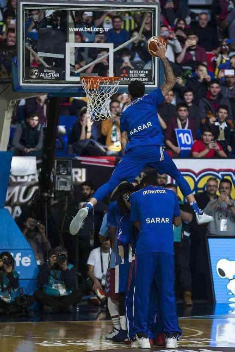 前nba球员遭枪杀身亡「前NBA球员和警察枪战后选择自杀他曾上演飞跃5人暴扣」